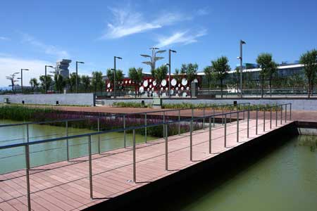 北京/奥运中心龙形水系－木塑地板景观桥